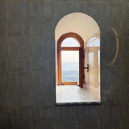 Отель Kalaja Kruje, Inside The Castle Круя